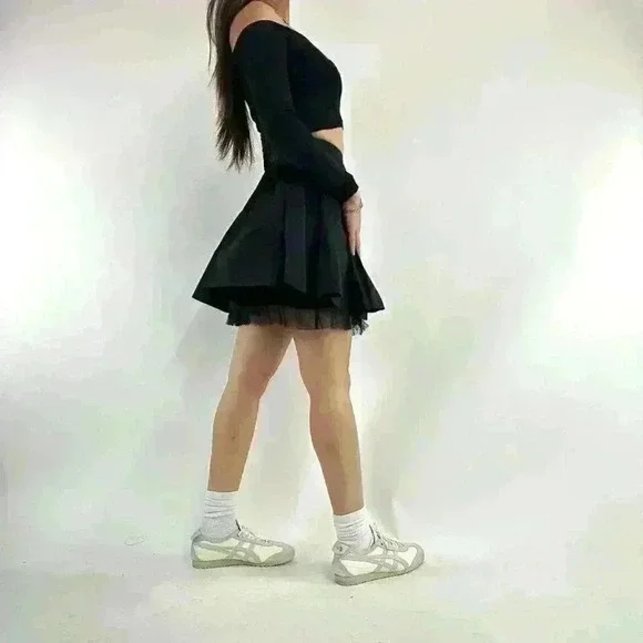 Gorgeous avant-garde multi-pleat black nylon skirt with tulle underlayer for ext - Picture 5 of 8